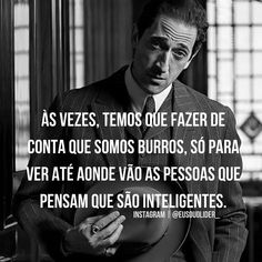 a man in a suit and tie holding a hat with the caption, confunda - os com seu silencio e supreenda - dos com