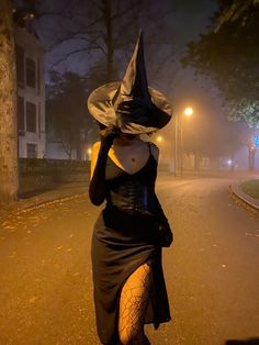 Witch Costume Cosplay Curly Hair, Black girl, Mixed girl, Afrolatina Witch Costume Inspiration, Witches Outfits Ideas Halloween, Spooky Halloween Outfits, Witch Costume Photoshoot, Witch Look Halloween, Witch Dress Costume, Cute Halloween Witch Costume, Costume Party Halloween, Which Costume Halloween