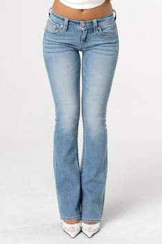 Discover stylish mid rise bootcut jeans for women, perfect for any outfit. Shop the latest in bootcut jeans now! Bootcut Jeans For Women, Hello Kit, Stockholm Style, 2000s Fashion Outfits, Stockholm Fashion, Simple Trendy Outfits, Dolce E Gabbana, Everyday Outfit, Jeans For Women