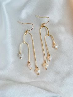 2.5" x 0.75" Handmade copper wire dangling earrings with freshwater pearls. Elegant Copper Wire Drop Earrings, Elegant Copper Earrings With Dangling Beads, Dangle Pearl Earrings With Metal Ear Wire, Simple Wire Jewelry, Wire And Bead Jewelry, Diy Earrings Pearl, Diy Pearl Earrings, Diy Earrings Dangle, Wire Earrings Handmade