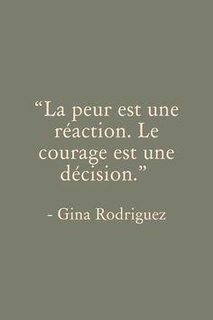 Tu PEUX choisir la façon dont tu réagis à la peur : tu peux décider d'abandonner pour éviter de vivre une situation désagréable. Tu peux décider de repousser ton action à plus tard. Mais tu peux aussi choisir de faire cette action tout en ressentant de la peur | citation sur la peur et l'anxiété, glow up 2024 Phrase Motivation, Glow Up, Quote Citation, Cute Words, Motivation Board, Burn Out, Better Life Quotes