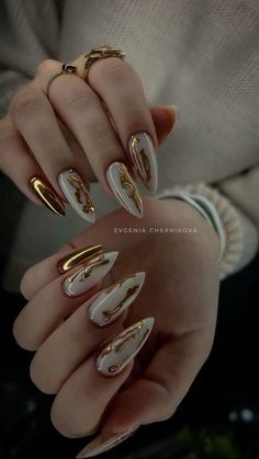 White Metallic Nails, Nails Design 2024, Gel X Nails Ideas, Gold Detail Nails, White Nails Cute, White Nails Inspo, White Nails Ideas, White Nails Design, Nail Art White