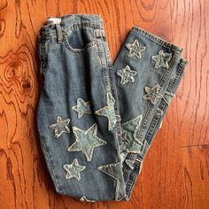 Diy Jeans Aesthetic, Star Aesthetic Clothing, Upcycled Clothes Aesthetic, Shirt Stiching Ideas, Upcycled Clothes Ideas, Jeans Ideas Creative, Cool Sewing Ideas, Nerdcore Fashion, Pant Embroidery Design