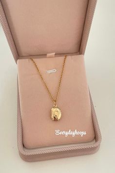 Charm size approx 13mm x 13mm  Necklace;  Length Shown: 16 Inch Chain; 40cm + 5cm extension Shipping available for International orders * Shipped same/next business day * All jewelry come in a gift pouch ✨ * Message me if you have any questions or custom requests 💕 Box not included Open Locket, Locket Vintage, Gold Locket Necklace, Picture Locket, Oval Locket, Memory Locket, Necklace Layering, Orders Shipped, Photo Locket