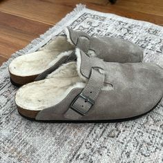 Gray Birkenstock Bostons! Used But In Excellent Condition. Size 41 Which Is A Us 10, But If You Wear Them With Socks I Recommend Sizing Up!! I’m A Tts 8 Wide But Purchased This To Comfortably Wear With Socks. Winter Birkenstock Outfit, Shearling Clogs, Boston Shearling, Birkenstock Boston Shearling, Shoes Birkenstock, Birkenstock Outfit, Birkenstock Boston, Birkenstock Shoes, Mule Clogs