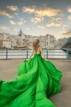 Les robes volantes et les robes Infinity sont à la mode et idéales pour vos occasions spéciales comme les fiançailles, l'anniversaire, la maternité, le jalon, le modèle ou la séance photo de mode! Cette longue robe de séance photo de train avec environ 4,5 mètres de sentier a des rabats qui peuvent être changés en différents styles. Deux longues longueurs de tissu poussent de la ceinture et peuvent être enveloppées dans une variété de styles de corsage, y compris le licol, une épaule, le dos cro Love Story Dress, Galata Bridge, Infinity Gown, Dress For Photoshoot, Diana Dress, Cup Sleeves