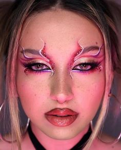 Red And White Eyeliner, Dragon Makeup, Coachella Makeup, Bold Eyeshadow, Mekap Mata, 20 Makeup, Face Art Makeup, Face Paint Makeup, Rave Makeup