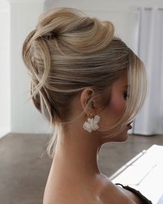 These 20 Cute Summer Hairstyles Will Be Everywhere This Season Balayage Bride Wedding Hairstyles, Out Of Face Wedding Hairstyles, Glam Up Dos Hairstyles, Classy Bridal Hair Updo, Blonde Hair Updo Wedding, Veil With French Twist, Elegant Wedding Hairstyles Updo, Hair Up Bridal, Bridal Bun Brunette