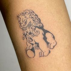 a tattoo on the leg of a person with a lion design on it's thigh