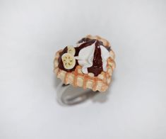 there is a ring with some food on it