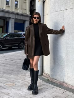 Oversized Grunge, Leather Blazer Women, Brown Faux Leather Jacket, Fest Outfits, Tailgate Outfit, Blazer Outfit, Brown Blazer, Mode Inspo, Looks Chic