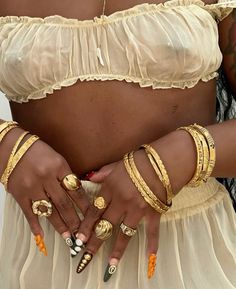 Chunky Gold Jewelry, Dope Jewelry Accessories, Earthy Outfits, Black Femininity, Jewelry Accessories Ideas, Dope Jewelry, New Rock, Looks Street Style, Jewelry Fashion Trends