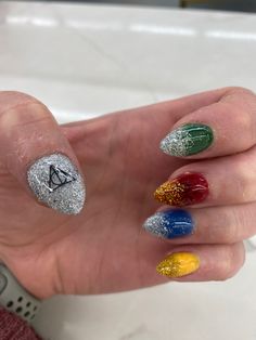 Harry Potter Nail Inspiration, Hogwarts Nail Art, Disney Universal Nails, Harry Potter Nails Designs Simple, Harry Potter Christmas Nails, Nerdy Nail Art, Harry Potter Nails Gryffindor, Universal Studios Nail Ideas, Harry Potter Acrylic Nails