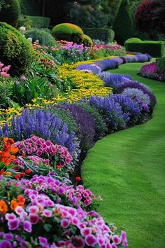 The Most Beautiful Home Gardening Decor Ideas of 2024 Planting Combinations, Best Garden Layout, Large Backyard Landscaping, Garden Pathways, Garden Layout Ideas, Gardening Decor, Backyard Design Layout, Beautiful Parks, Front Yard Garden Design