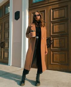 Long Coat Formal Outfit, Caramel Wool Coat Outfit, Trench Coat Brown Outfit, Trent Coat Outfit, Long Coat Outfit Classy, Camel Wool Coat Outfit, Long Brown Coat Outfit, Brown Long Coat Outfit