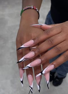 Birthday Nails Long Almond, Nail Stelitto Ideas, Stiller Nails Ideas, Stiletto Nail Inspo Baddie, Stalitoes Nails Design, Cute Pointy Nails, Stilleto Nails French Tip Designs, Pointy Acrylics, Stelito Nails Designs Long