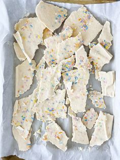 A simple and crave-worthy healthy snackThis Freezer Birthday Cake Yogurt Bark is protein-packed and tastes like dessert Greek Yogurt Snacks, Dessert Gluten Free, Homemade Frozen Yogurt, Homemade Yogurt Recipes, Yogurt Dessert, Protein Yogurt