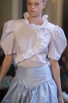 Shirt Runway, Blouse Shirt, White Blouse, Milan Fashion, Fashion Week Spring, Milan Fashion Week, Fashion Shows, Art School, Shirt Top