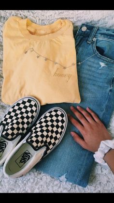 �QueenAngelaBee Vsco Outfits, White Scrunchie, Brandy Melville Outfits, Outfits Fo, Checkered Vans, Teenage Outfits, Short Ankle Boots, Yellow T Shirt