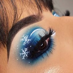 Blue Christmas Eyeshadow, Olaf Makeup, Snow Makeup Looks, Snowflake Eyeshadow, Olaf Outfit, Snowflake Makeup, Snow Makeup, Easy Makeup Looks, Disney Eye Makeup