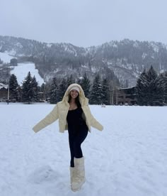 Snow Photo Shoot Ideas, Snow Post Instagram, Michigan Winter Outfits, Snow Trip Outfits For Women, Cute Snow Outfits For Women, Winter Ig Pictures, Physical Goals, Snow Outfits For Women, Cabin Outfit