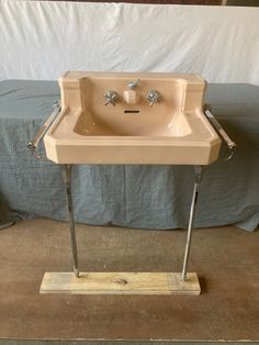 an old fashioned sink is sitting on a stand