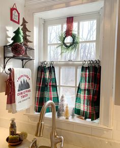 Transform your living space into a festive wonderland this holiday season. Discover 20 glamorous Christmas curtains that infuse elegance and festive charm, making your celebrations unforgettable. Christmas Kitchen Decor Ideas, Cozy Christmas Decor, Country Christmas Decorations, Kitchen Decor Ideas, Christmas Kitchen Decor, Fresh Christmas Trees, Christmas Decorations For The Home, Christmas Window, Farmhouse Christmas Decor