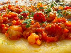 a pizza with shrimp and tomato sauce on it