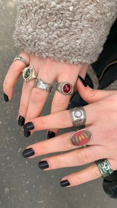 cute vintage rings old fashion jewelry accessories design Rings Arrangement On Hand, Artsy Jewelry, Grunge Jewelry, Nail Jewelry