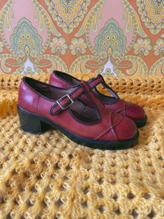 Original and super rare 70s shoes made of red leather. Size: UK 5.5 / EU 38 Heel approx. 5.3 cm high Very good vintage condition. Please note the photos. ℹ️ I have a whole moving box full of beautiful shoes from the 70s, so there are still a few more available in my shop. Some of these shoes were worn in the film "Lindenberg! Do your thing". Cool, right?! If you have any questions or concerns: just text me🌞☮️ (I am selling here as a hobby. Therefore, this is a private sale: the goods are sold w 1970s Shoes Women, 70s Mary Janes, Retro Leather Mary Janes, Vintage Leather Mary Janes With Round Toe, Red Platform Mary Janes, Platform Shoes 70s Vintage, 70s Shoes Heels & Wedges, 1970s Shoes, Cool Tights