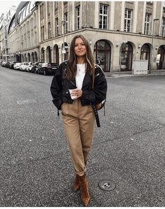 Hairstyle Diy, Biker Jacket Outfit, Casual Chique Stijl, Winter Mode Outfits, Slouchy Pants, Style Casual Chic, Leather Jacket Outfits, Brown Pants, Mode Inspo