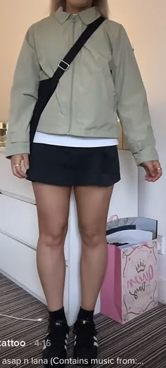 Informal Work Outfit, Mini Skirt Mid Size, Outfit Printemps 2023, Skirt And Leggings Outfit, Outfits Thick Thighs, Office Core Outfit, Windy Day Outfit, Short Skirt Outfits, Summer Rainy Day Outfit