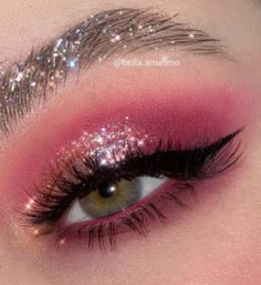 Pink Under Eye Makeup Look, Dark Pink Eye Makeup Looks, Prom Makeup Looks Pink, Pink Eyeshadow Under Eye, Pink Sparkly Makeup Looks, Dark Pink Eyeshadow Looks, Make Carnaval Rosa, Concert Makeup Pink, Pink Halo Eye Makeup