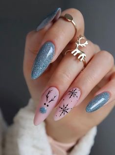 Nails December 2024, December Nails Designs, Cute December Nails, December Nails Ideas, Snow Nail Art, Christmas Nails Glitter, Nails December, Nail Art Noel, Blush Nails