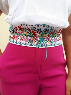 Mexican Embroidered Belt Outfit, Mexican Chic Fashion Outfits, Embroidered Waist Belt, Hand Embroidery Fabric, Mexican Blouses Embroidery, White Fabric Belt For Summer, Bohemian Multicolor Belts For Spring, Mexican Clothing Style, Mexican Belt