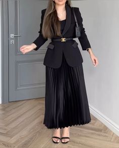 Elegant Classy Outfits Plus Size, Long Skirt Professional Outfits, Black Blazer Outfit Women, Style A Black Blazer, Blazer Outfit Women, Dress Essentials, Black Blazer Outfit, Sleek Office, Black Skirt Outfits