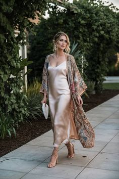 Kimono Outfit Wedding Guest, Chic Cruise Outfits, Classy Cardigan Outfit, Kimono And Jeans Outfit, Kimono And Dress Outfit, Kimono Over Dress, Dress With Kimono Outfits, Ethereal Casual Outfit, Boho Kimono Outfit