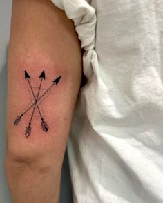 an arrow tattoo on the left arm and right leg, with three arrows pointing in different directions