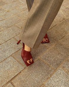 Bottega Veneta Shoes, Fancy Shoes, Shoe Inspiration, Deep Burgundy