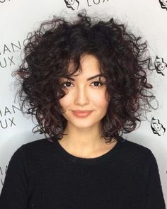 Os cortes para cabelos médios com cachos muitas vezes geram uma certa insegurança nas mulheres. Não perca este artigo recheado de ideias! Med Curly Haircuts, Choppy Curly Bob, Curly Shag Bob, Curly Bob Hairstyles With Bangs, Round Curly Haircut, Curly Layered Bob, Curly Hairstyles Ideas, Mid Length Curly Hairstyles, Best Curly Hairstyles