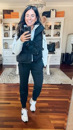 Discover top sweatpants outfits on Pinterest! Explore over 20 trendy styles that blend comfort with cool in our latest blog post. Sweatpants Outfits, Workout Outfits, Weather Day, Workout Clothes, Trendy Fashion, Blog Post, Fall Outfits, Right Now, Sweatpants