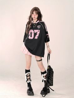 ❤︎American Retro Raglan Sporty T-Shirt❤︎ Sporty Style Aesthetic, Ropa Kawaii Aesthetic, Sporty Look Outfits, Stylish Sporty Outfits, Pink Shirt Outfit Ideas, Cute Short Outfits, Jpop Fashion, Sports Shirt Outfit