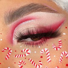 Eyeshadow Looks For Christmas, Candy Cane Eyeshadow, Peppermint Makeup Look, Candy Cane Face Paint, Emo Christmas Makeup, Christmas Makeup Looks Easy, Parade Makeup