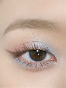 Light Blue Eyeshadow Simple, Casual Blue Makeup, Simple Light Blue Eyeshadow Looks, Light Blue Douyin Makeup, Light Blue Eye Makeup Simple, Winter Dance Makeup, Blue Eyeshadow Asian, Cute Winter Makeup Looks, Blue Simple Makeup