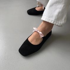 Silks & Muse 🏹  Vegan suede leather ballet flats with the cutest blush pink bow! Price is firm  Have a size 39 available 😊🎀 Shoe Closet, Pretty Shoes, Suho, Shoe Game, Cute Shoes, On Shoes, Ballet Flats, Me Too Shoes