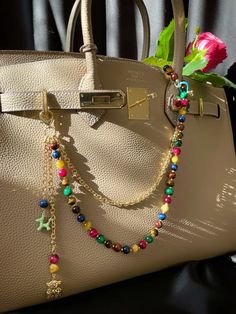 #обвеснасумку #обвес #обвеснасумкуразноцветный Purse Strap Ideas, Bead Bag Charm, Diy Bag Charm Ideas, Bag Charms Aesthetic, Bag Charms Diy, Diy Bag Charm, Purse Charms Diy, Charm Necklace Diy, Accessorize Bags