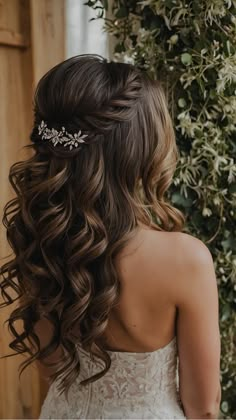 15 Stunning Prom Hairstyles for Medium Length Curly Hair - Cheerful Talks Bridesmaid Hair Styles For Long Hair, Ball Hairstyles Medium, Blonde Styles, Reception Hairstyles, Bow Styles, Medium Length Curly Hair, Prom Look, Fancy Hair, Formal Hair