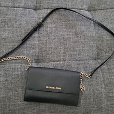 Michael Kors Crossbody Bag Black, Black Michael Kors Purse, Michael Kross Bags, Bd Outfits, Mk Bags Michael Kors, Michael Kors Bag Black, Dream Wishlist, Mk Wallet