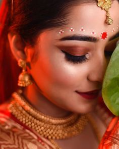 10+ Bengali Bridal Kumkum/ Chandan Designs That Are Khuba Sundara! Kumkum Design, Kolka Design, Bindi Designs, Bridal Art, Bridal Photography Poses