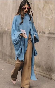 Street Couture, Gorgeous Living Room, 1980 Fashion, Stylish Street Style, Evening Style, Trendy Fashion Tops, Muslimah Fashion Outfits